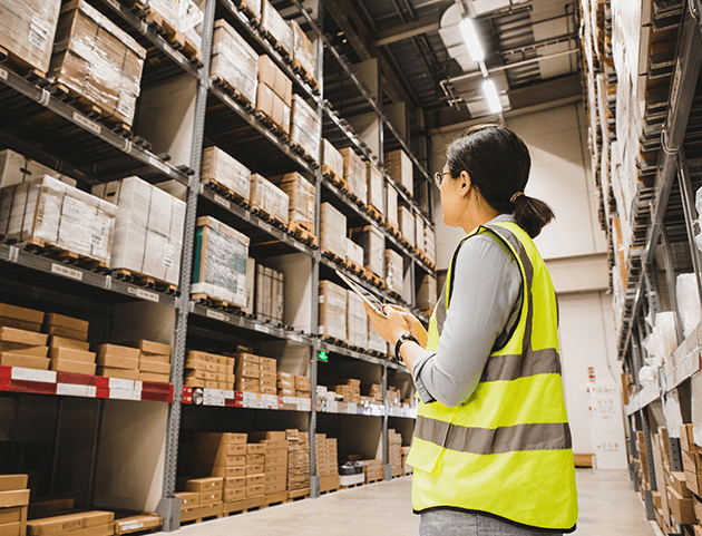 Entrepôt logistique équipé en RFID UHF pour un inventaire sans arrêt d’activité
