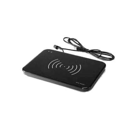 Platine RFID de banque de prêt posée sur le comptoir d’une bibliothèque