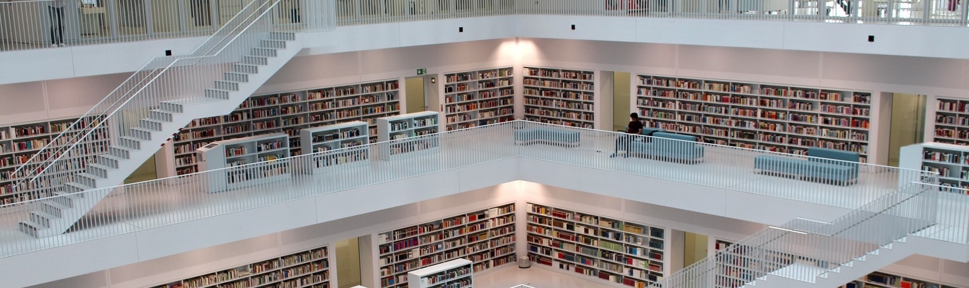 Grande bibliothèque moderne avec rayonnages de livres et gestion RFID automatisée