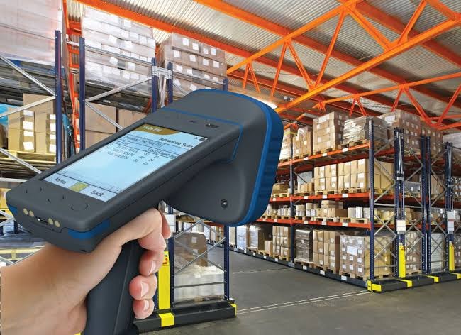 Centre de tri et logistique avec convoyeurs et portiques RFID pour expéditions