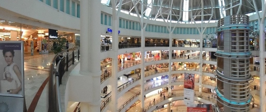 Grand centre commercial et surfaces de vente retail équipées de technologie RFID